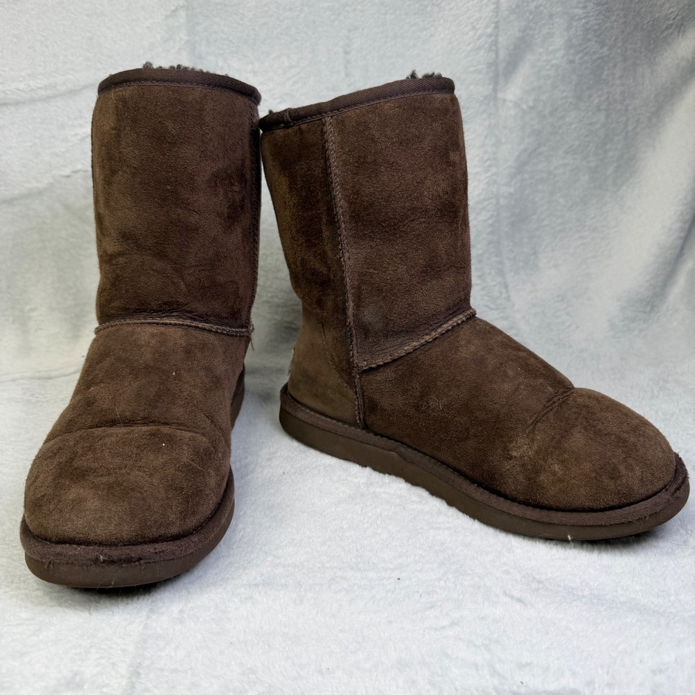 UGG Classic Short II Boot Womens Size 7 Chocolate Brown Suede Sheepskin 5825